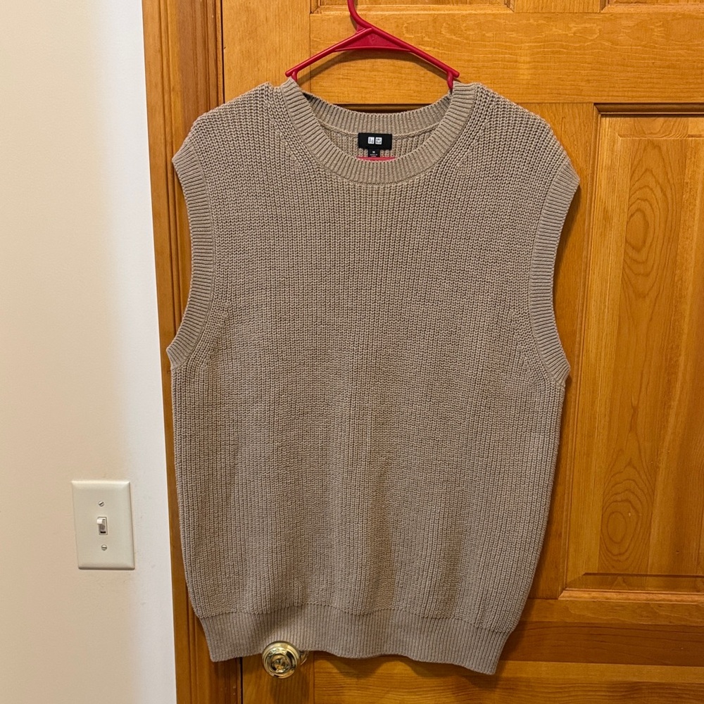 Uniqlo Men's Tan Crewneck Sweater Vest - Picture 5 of 7